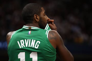 Su compañero Kyrie Irving, el otro gran fichaje de Boston Celtics en verano, se lamenta por el infortinuo de Hayward.