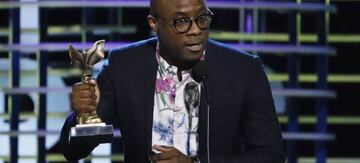 Barry Jenkins recogió la estatuilla a mejor dirección en los Espíritu Independiente.