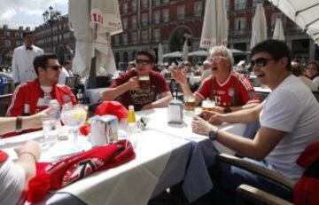 Los seguidores del Bayern Munich toman Madrid para animar a su equipo en el partido de ida de las semifinales de la Champions League que se disputará hoy en el Santiago Bernabéu.