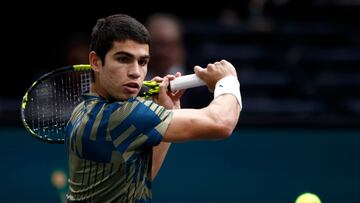 Paris (France), 04/11/2022.- Carlos Alcaraz of Spain in action during his quarterfinal match against Holger Vitus Nodskov Rune of Denmark at the Rolex Paris Masters tennis tournament in Paris, France, 04 November 2022. (Tenis, Dinamarca, Francia, España) EFE/EPA/YOAN VALAT
