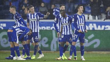 Los jugadores del Deportivo Alavés durante un partido.