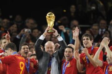 Vicente del Bosque levanta la Copa. 