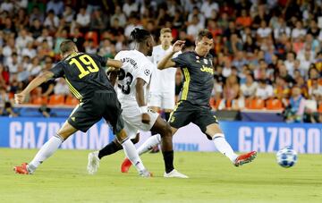 Michy Batshuayi con Mario Mand?uki?.