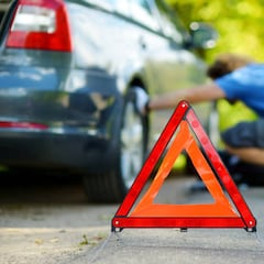 La DGT valora suprimir la obligatoriedad de colocar triángulos en caso de accidente