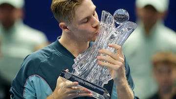 Denis Shapovalov besa su trofeo de campeón en Belgrado.