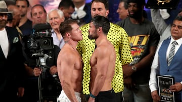 Saúl Canelo Álvarez y John Ryder en el pesaje.