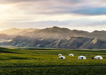 Mongolia, cuya capital es Ulán Bator, es el país soberano con menor densidad de población. Tiene 3.112.827 de habitantes teniendo un promedio de menos de dos habitantes por Kilómetro cuadrado.