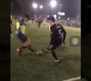 ¡No solo música! Líder de 'La Combo Tortuga' mostró este golazo con túnel incluido