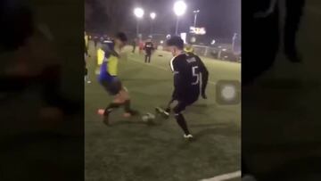 ¡No solo música! Líder de 'La Combo Tortuga' mostró este golazo con túnel incluido