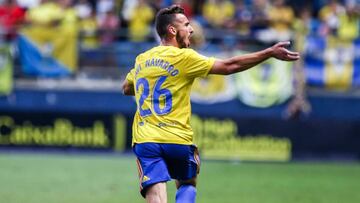 Javi Navarro, en un partido con el C&aacute;diz.