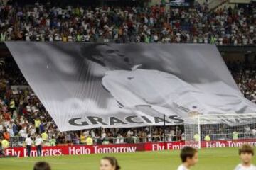 Homenaje a Raúl González el 28 de agosto de 2013 en el Santiago Bernabéu