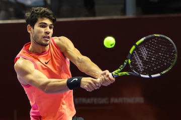 Carlos Alcaraz devuelve una bola a Rafa Nadal en la semifinal del Six Kings Slam.