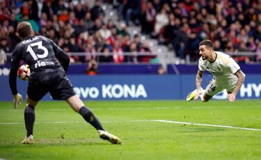 2-2. Centro de Bellingham al segundo palo y Joselu remata a placer,  libre de marca , el segundo gol.