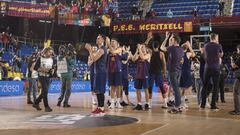 Los jugadores del Bar&ccedil;a celebran el triunfo ante el Madrid.