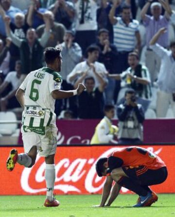 1-1. El centrocampista del Córdoba, Luis Eduardo Delgado, celebra el gol del empate.