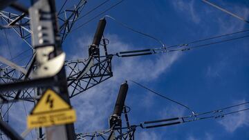 Una torre eléctrica de alta tensión