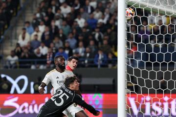 2-3. Centro lateral,  Kepa Arrizabalaga salta con Álvaro Morata, el guardameta vasco no consigue despejar,el balón da en el cuerpo de Antonio Rüdiger y termina en un autogol del central alemán del conjunto blanco.