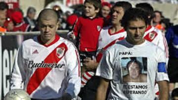 <b>27 DÍAS. </b>Leonardo Astrada luce una camiseta durante un partido de River Plate, en la que animaba a su padre durante su secuestro.