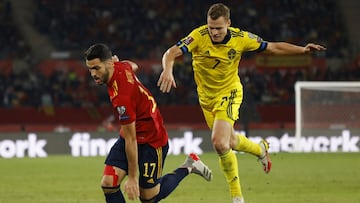 Soccer Football - World Cup - UEFA Qualifiers - Group B - Spain v Sweden - Estadio de La Cartuja, Seville, Spain - November 14, 2021 Spain&#039;s Mikel Merino in action with Sweden&#039;s Viktor Claesson REUTERS/Marcelo Del Pozo