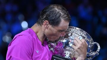 FILED - 31 January 2022, Australia, Melbourne: Spanish tennis player Rafael Nadal kisses the Norman Brookes Challenge Cup after winning the men&#039;s singles final tennis match of the Australian Open against Russia&#039;s Daniil Medvedev. Photo: Dean Lewins/AAP/dpa
 31/01/2022 ONLY FOR USE IN SPAIN