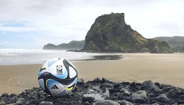 'OCEAUNZ' ha sido presentado como balón oficial de la Copa Mundial Femenina de la FIFA 2023. El noveno balón consecutivo creado por la marca deportiva para la Copa Mundial Femenina de la FIFA presenta la última tecnología vinculada para mejorar los datos y percepciones de los partidos.