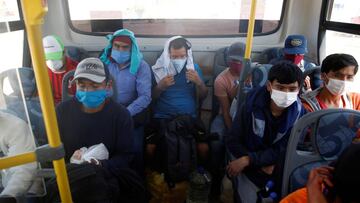 Peruvians who were stranded in Lima wait for the start of a bus ride out of the city amid the spread of the coronavirus disease (COVID-19), in Lima, Peru April 21, 2020. Picture taken April 21, 2020. REUTERS/Sebastian Castaneda NO RESALES. NO ARCHIVES