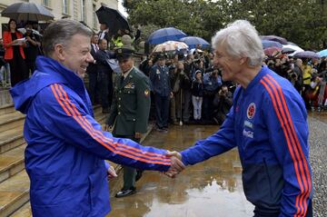 El equipo José Pékerman asistió a un evento presidencia para recibir el pabellón nacional. El sábado estará partiendo a Italia para continuar con la preparación al Mundial de Rusia.