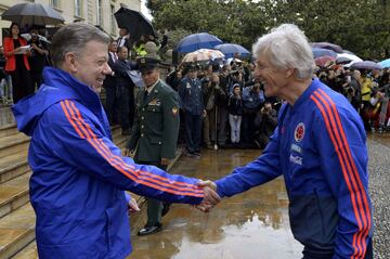 El equipo José Pékerman asistió a un evento presidencia para recibir el pabellón nacional. El sábado estará partiendo a Italia para continuar con la preparación al Mundial de Rusia. 