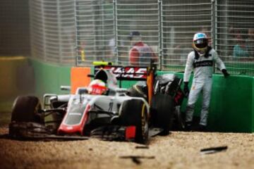 Fernando Alonso y Esteban Gutierrez tras chocar durante el GP de Australia.