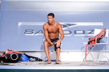 El relax de Cristiano: un barco en Formentera con sus amigos