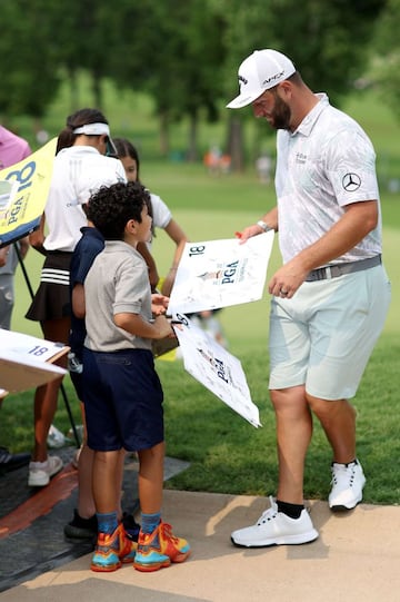 Jon Rahm firma aut&oacute;grafos en Tulsa.