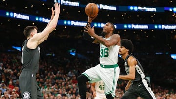 -FOTODELDIA- EPA8767. BOSTON (UNITED STATES), 01/29/2019.- Marcus Smart (d) de Boston Celtics salta para lanzar sobre el let&oacute;n Rodions Kurucs (i) de Brooklyn Nets este lunes en un partido de la NBA Brooklyn Nets y Boston Celtics en TD Garden en Boston (EE.UU.). EFE/CJ GUNTHER PROHIBIDO SU USO POR SHUTTERSTOCK