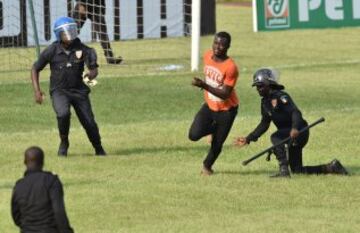 El público invadió el estadio Felix Houphouet-Boigny tras el encuentro de clasificación para la Copa Africana entre Costa de Marfil y Camerún.