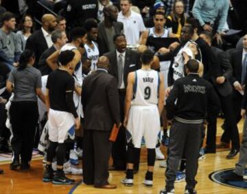 Sam Mitchell da órdenes a unos Wolves que lograron un meritorio triunfo ante los Celtics. 