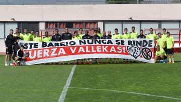 La plantilla del Rayo en apoyo de los afectados por COVID en Vallecas.