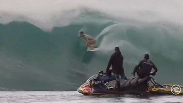 La surfista australiana Tyler Wright entrando en un tubo durante el Roxy Maui Pro mientras dos chicos se lo miran desde un Jet Ski de Red Bull. 7 de diciembre del 2020, Maui (Hawái, Estados Unidos).