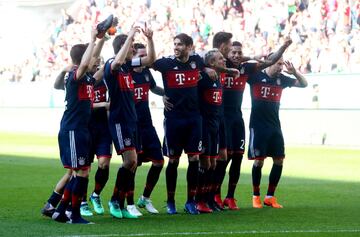 Los jugadores celebran la sexta Bundesliga consecutiva. 