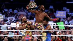 Big E y Xavier Woods levantan a Kofi Kingston en WrestleMania 35.