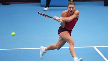 Simona Halep devuelve una bola ante Magdalena Rybarikova durante su partido en el China Open de Pek&iacute;n.