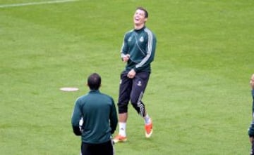 Cristiano Ronaldo y Pepe bromeando durante el entrenamiento del Real Madrid en Dortmund previo al partido de semifinales de Champions League.