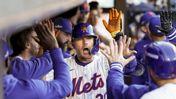 New York (United States), 18/10/2024.- Mets Pete Alonso (C) celebrates with teammates after hitting a three-run home run during the first inning of game five of the Major League Baseball (MLB) National League Championship Series between the Los Angeles Dodgers and the New York Mets at Cit iField in the Queens borough of New York, New York, 18 October 2024. The winner of the best-of-seven games National League Championship Series will face the winner of the American League Championship Series in the World Series. (Liga de Campeones, Nueva York) EFE/EPA/CJ GUNTHER