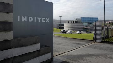 FILE PHOTO: An Inditex logo is seen at the entrance of a Zara factory, the headquarters of Inditex group, in Arteixo, northern Spain, March 9, 2016.  REUTERS/Miguel Vidal/File Photo