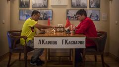 Los visitantes al Museo del Ajedrez, como Sergio y Luis, venidos de Colombia, pueden sentarse y jugar en la mesa en la que Karpov y Kasparov disputaron la final Mundial del 84.