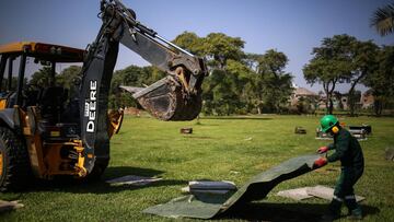 LIMA, PERU - APRIL 25: Cemetery workers prepara a tomb to place a coffin of two victims of COVID-19 at Cemetery Campo Fe de Cono Norte on April 25, 2020 in Puente Piedra, Lima, Peru. (Photo by Stringer/Getty Images)