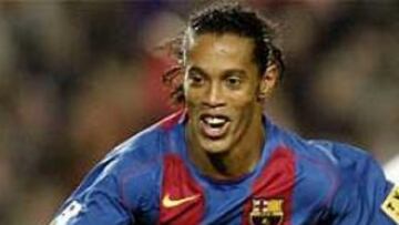 <b>ACLAMADO.</B> Ronaldinho ha sido el más aclamado por los niños para firmar autógrafos.