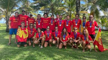 La selección de España de Paddle Surf posa con las camisetas, las banderas y la medalla de plata lograda en el 2022 ISA World Stand Up Paddleboard Championship de Puerto Rico.