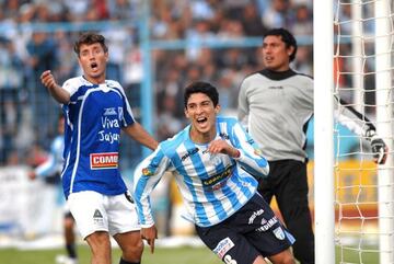 El volante argentino nacionalizado chileno debutó en el fútbol profesional en Atlético Tucumán.