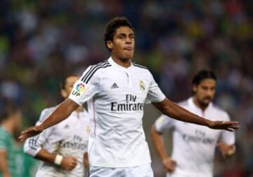 Varane celebra el 1-2. 