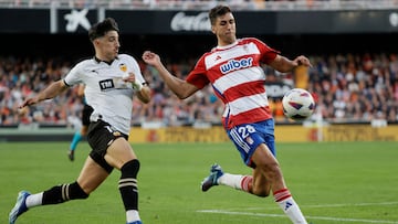 VALENCIA (ESPAÑA), 05/11/2023.- El defensa del Granada Torrente (d) disputa una posesión con el delantero del Valencia Diego López durante el partido correspondiente a la jornada 12 de LaLiga que ambos clubes disputan este domingo en Mestalla. EFE/ Juan Carlos Cárdenas