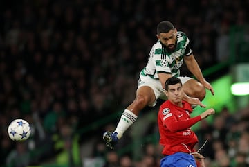 Cameron Carter-Vickers salta por encima de Álvaro Morata.